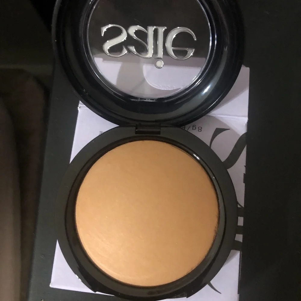 New Amalfi Supersuede Radiant Baked Bronzer - light to medium